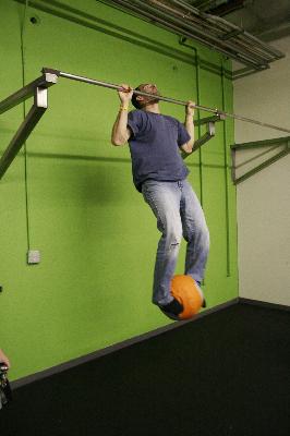 The weighted medicine ball pullup